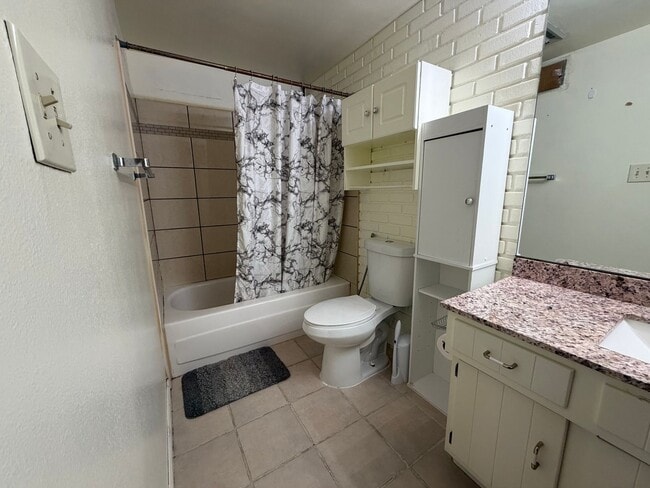 Building Photo - Fully Furnished Condo - 2 bedroom, 1 bath