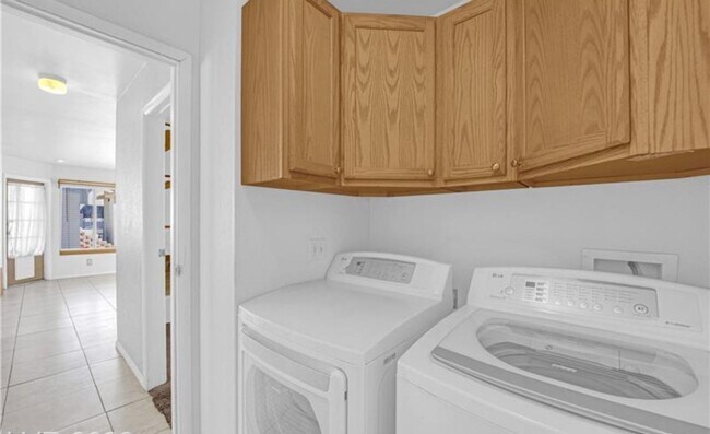 Building Photo - STUNNING 4 BEDROOM 3 BATH, 2 STORY HOME WI...
