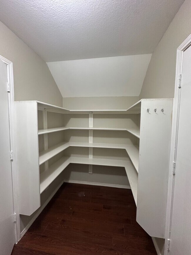 Building Photo - **Available 6/6/25**