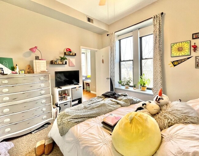 Building Photo - Spacious 2 bd/1 bath Condo in Lincoln Park!