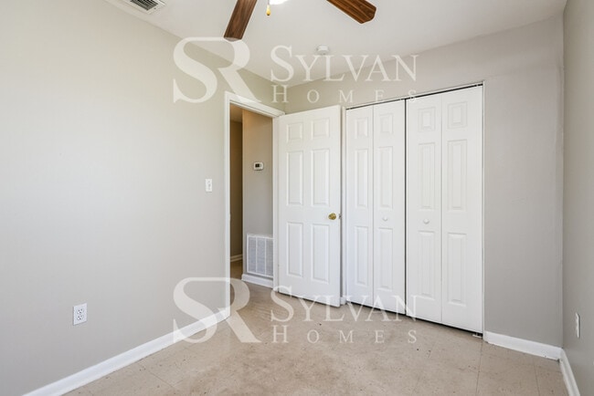 Building Photo - The living is easy in this 3 bedroom, 1 ba...