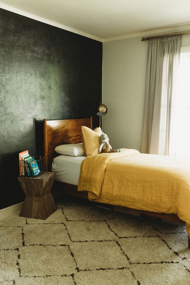 Building Photo - Call Peggy 501 676 1758