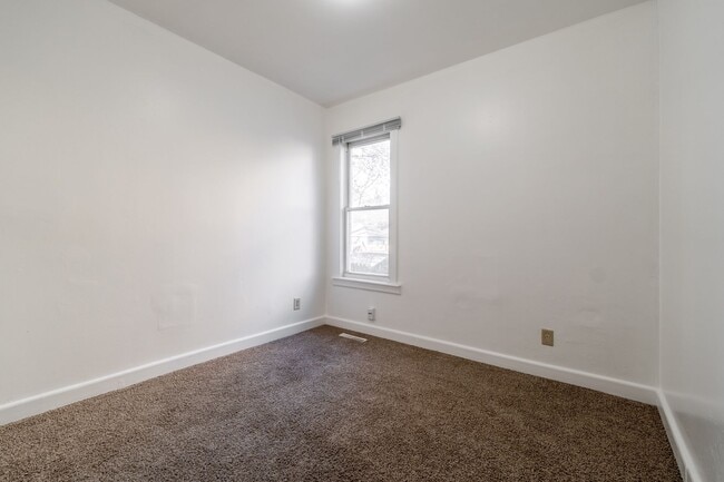 Building Photo - Spacious 4 Bedroom 2 Full Baths Available Kenosha