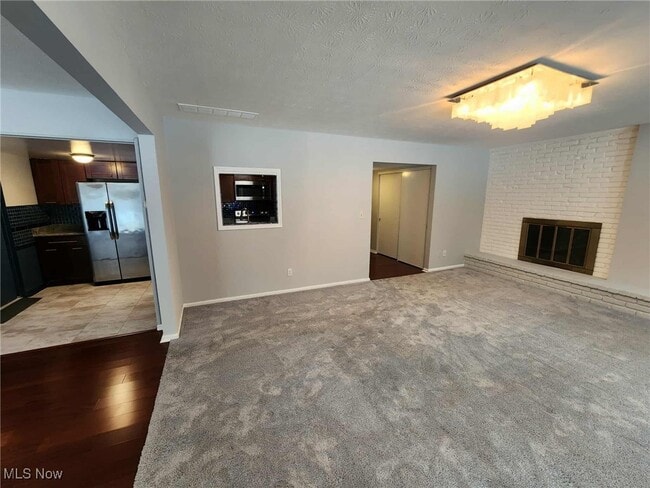 Building Photo - 6960 Carriage Hill Dr