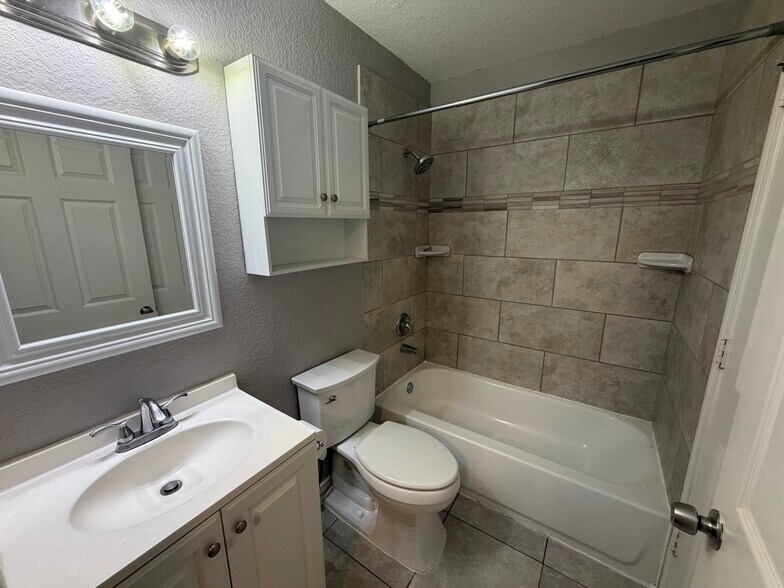 Building Photo - 11106 Bel Air Dr