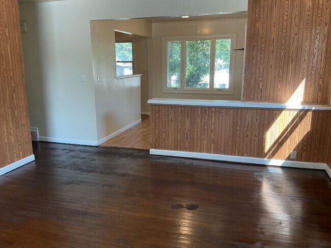 Building Photo - 3BR 1BA Single Family