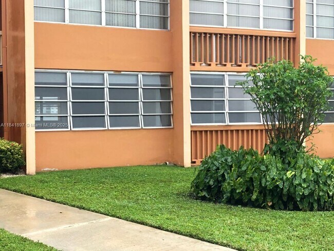 Building Photo - 1591 NE Miami Gardens Dr