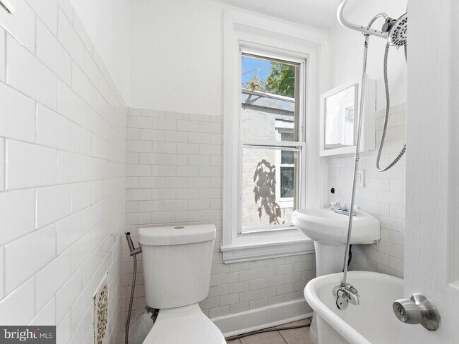 Building Photo - 1831 E Clementine St