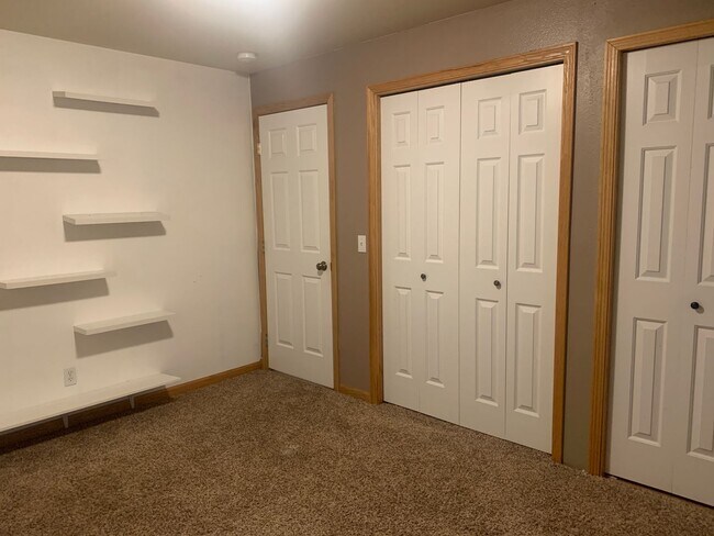 Building Photo - 5 Bedroom 3 Bathroom Home In Briarwood
