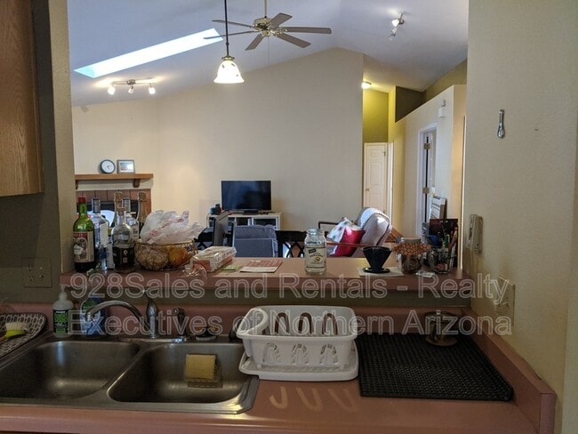 Building Photo - 1538 W University Heights Dr S
