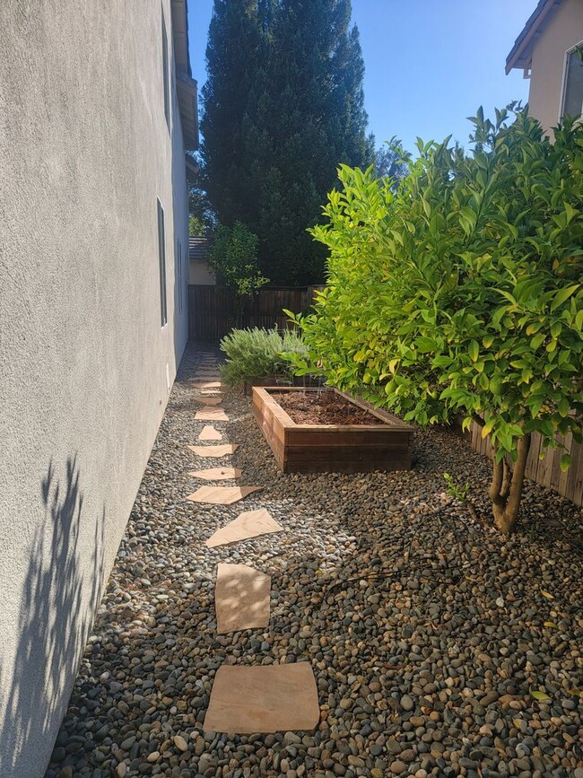 Building Photo - Gorgeous 4 bedroom 2.5 bath with large bon...