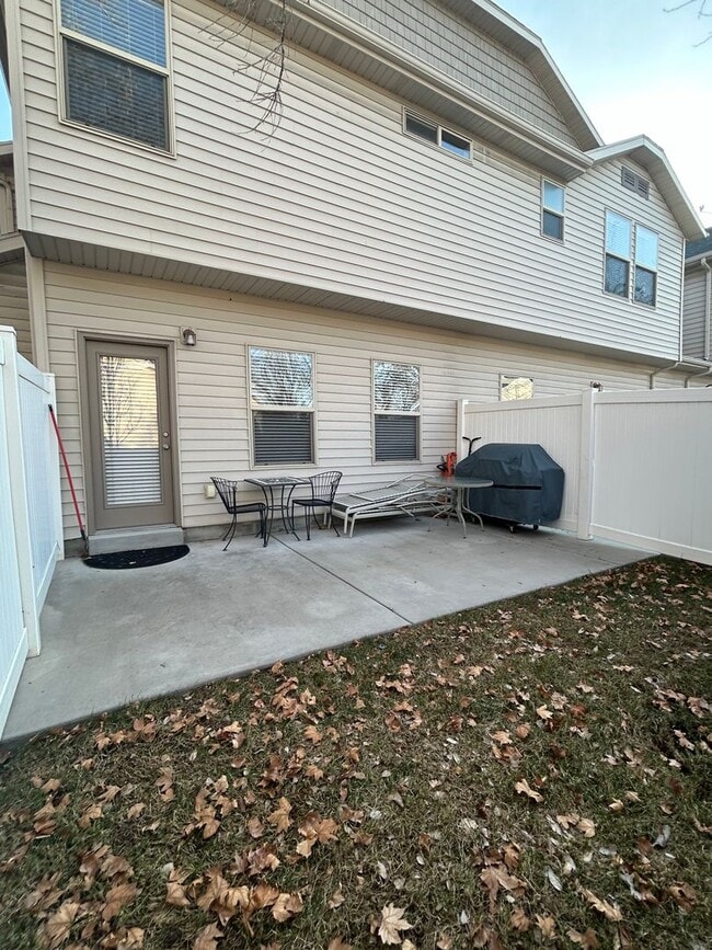 Building Photo - 2 Master Suites, 2.5 Bath Condo in West Jordan