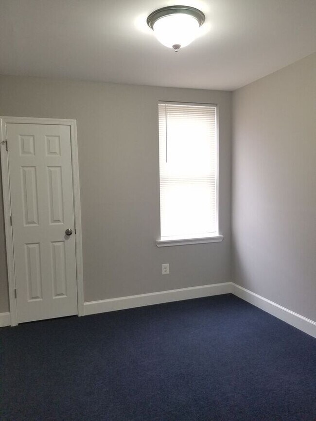 Building Photo - 3 Bedroom with Fenced in Rear Yard