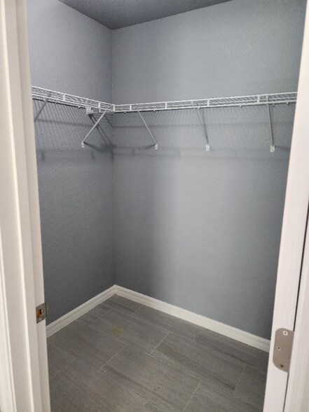 Building Photo - 202 Oak Ln Cir