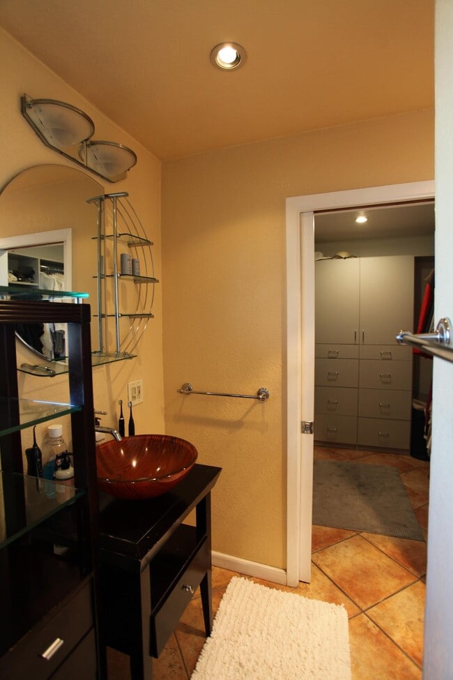 Building Photo - 1632 Siskiyou Dr