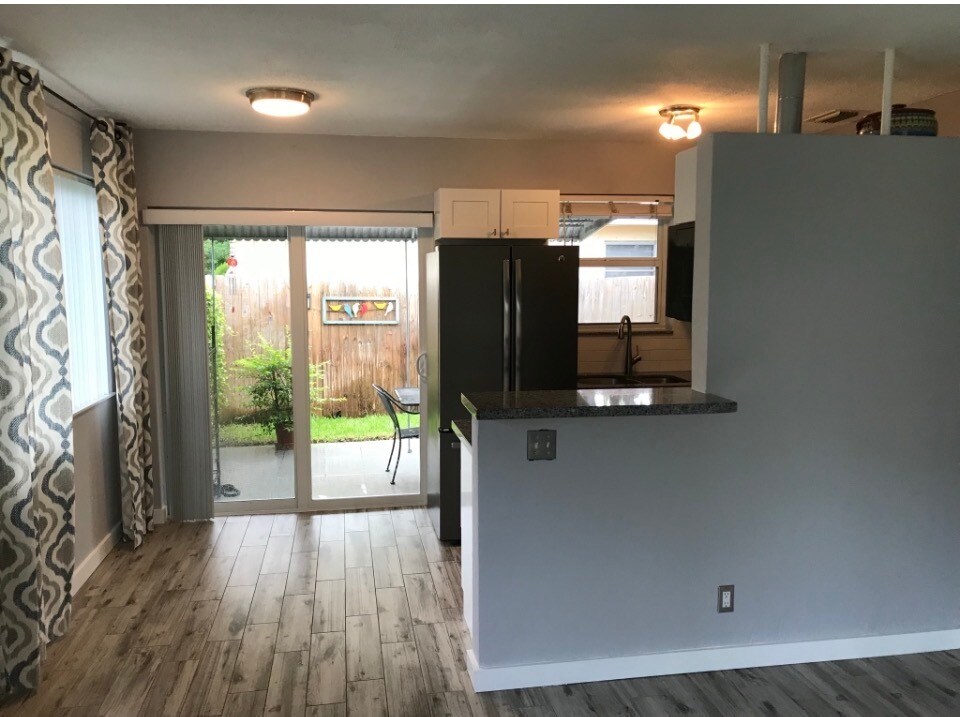 Building Photo - 125 NE 30th Ct