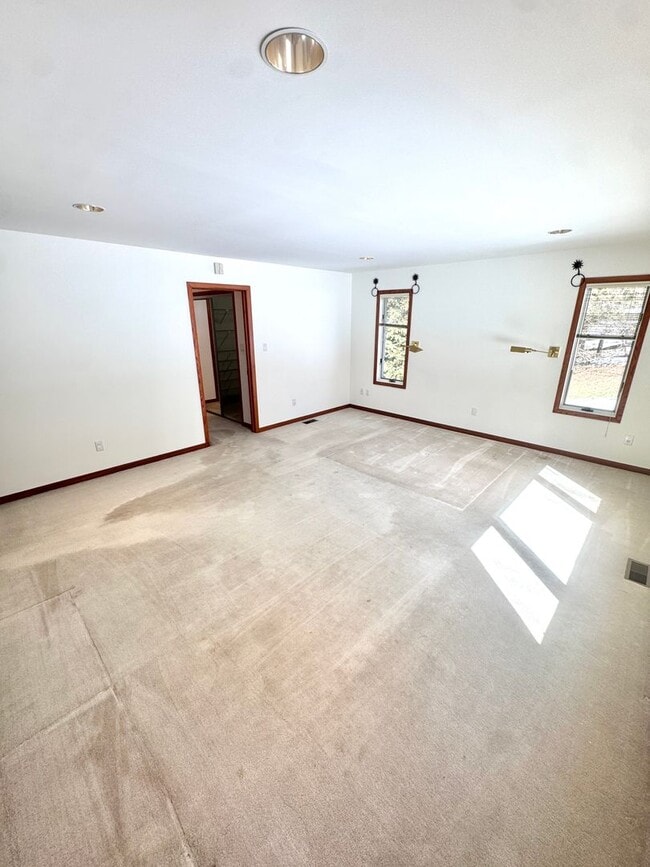 Building Photo - GRAND FIVE BEDROOM HOME