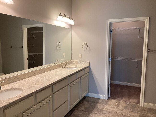 Building Photo - Bright 3BR Townhome with Bonus Room - Available NOW!