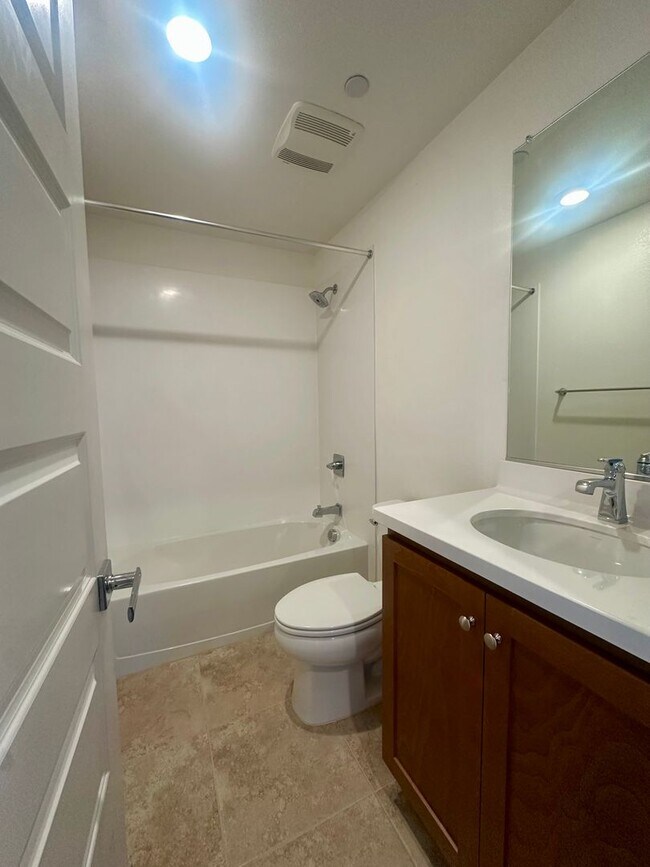 Building Photo - Mission Blvd 2 Bedroom 2 Bath Unit!