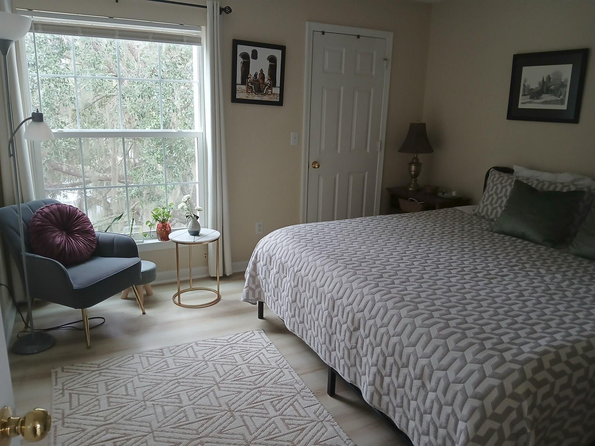 Master bedroom with ensuite bathroom - 100 Kensington Blvd