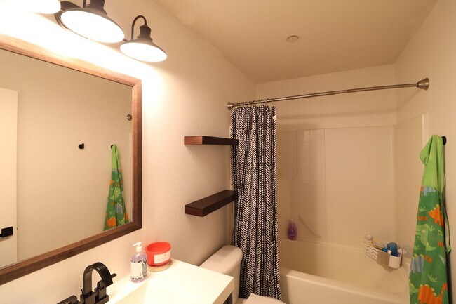 Building Photo - 2 Bed 2 Bath - Condo - W/S/G Included - Pet Friendly - NAS Whidbey