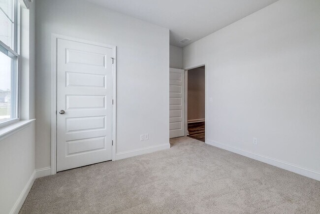 Building Photo - Beautiful 4 bedroom, 2 bathroom home locat...