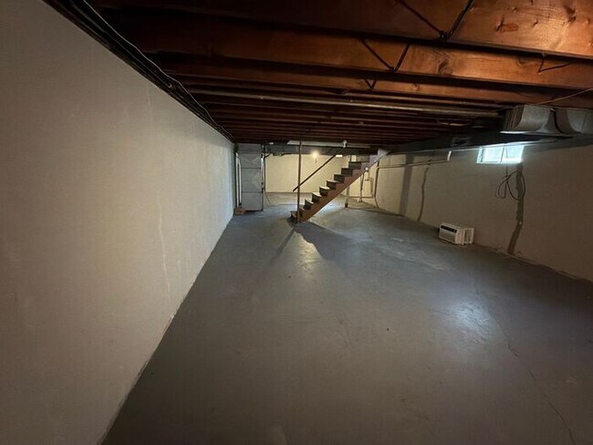 Building Photo - Charming 2-Bedroom First-Floor Apartment with Basement