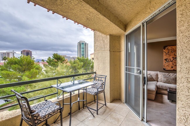 Building Photo - 230 E Flamingo Rd