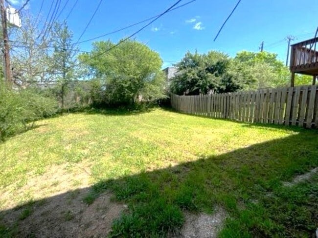 Building Photo - 2504 Manor Cir