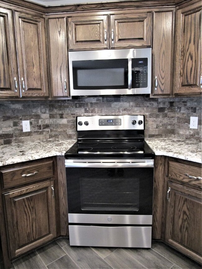 Building Photo - Like New!  3 bedroom 2 bath 2 car garage!