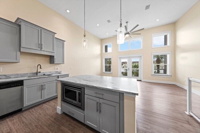 Building Photo - Luxury 3 Bedroom Townhouse on Okaloosa Island!