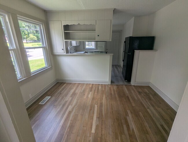 Building Photo - Remodeled 2 Bed 1 Bath Home Convenient Location
