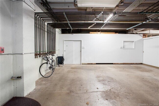Building Photo - 1028 Farmington Ave