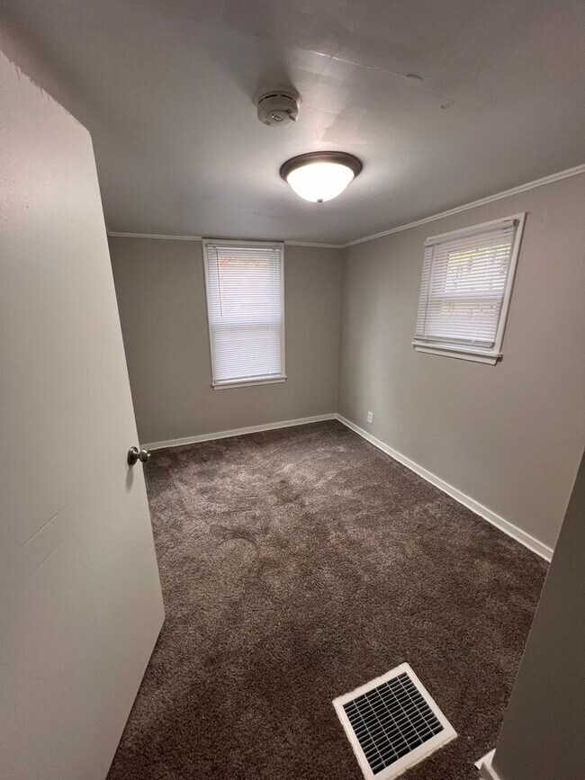 Building Photo - 411 S Hayford Ave