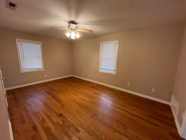 Building Photo - 2206 Briarcliff Dr