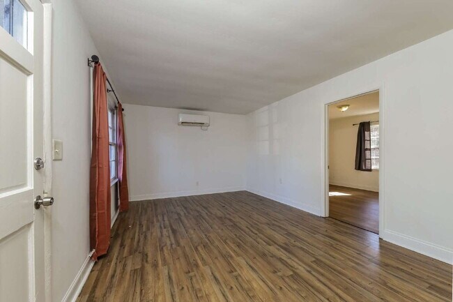 Building Photo - "Cozy 2-Bedroom Gem on Bond Street – Pet-Friendly Winston-Salem!"