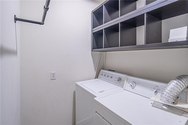 Building Photo - 650 Glen Iris Dr NE