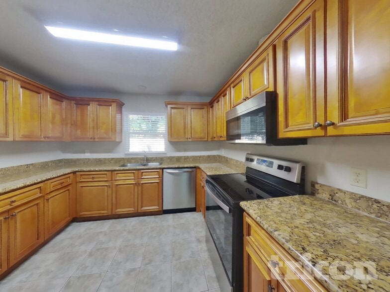 Building Photo - 19203 Sunlake Blvd