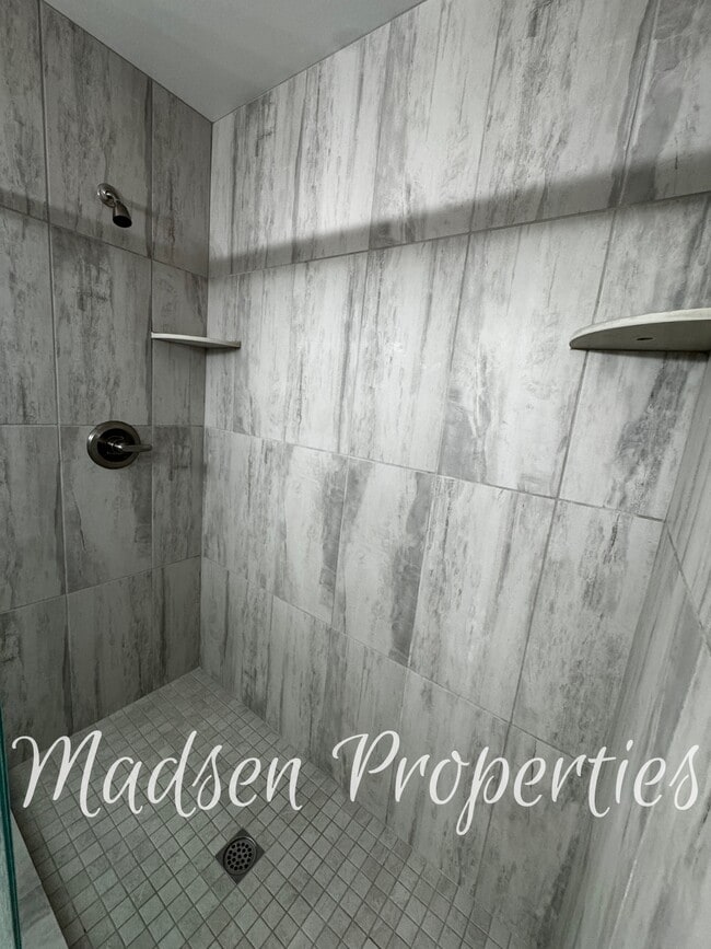 Building Photo - 2127 Hewitt Ave