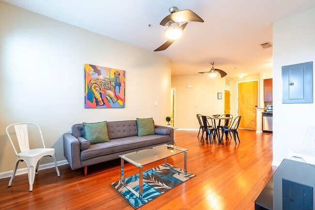 Building Photo - 898 Oak St SW