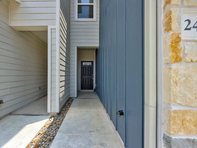 Building Photo - 1850 Settlers Glen Dr
