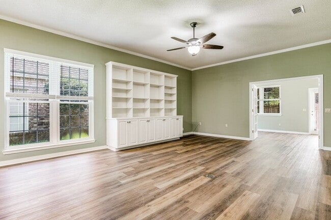 Building Photo - Great Home in the Tiger Point community of Champions Green!