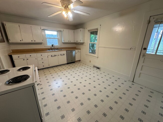 Building Photo - Nice 3 Bedroom, 1 Bathroom Home in Radford!