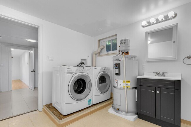 Building Photo - 3bd/1.75ba Seattle House