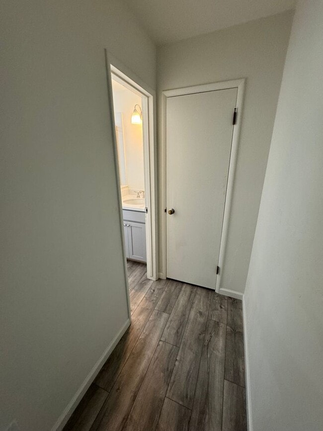 Building Photo - Cherokee Lane 1507-1509