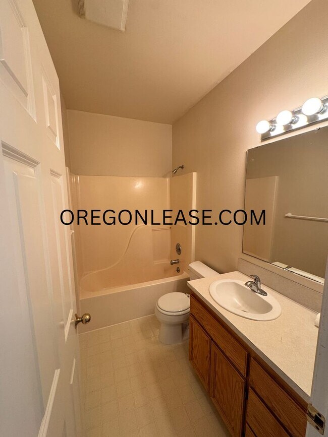 Building Photo - 3 bedroom North Eugene duplex home with full sized garage