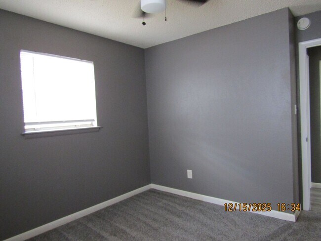 Building Photo - Nice home in the Woodland Hills Area!