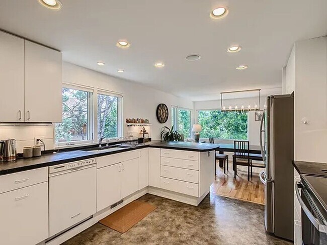 Building Photo - Fully Furnished Beautiful, 3 bedroom/2.5 F...