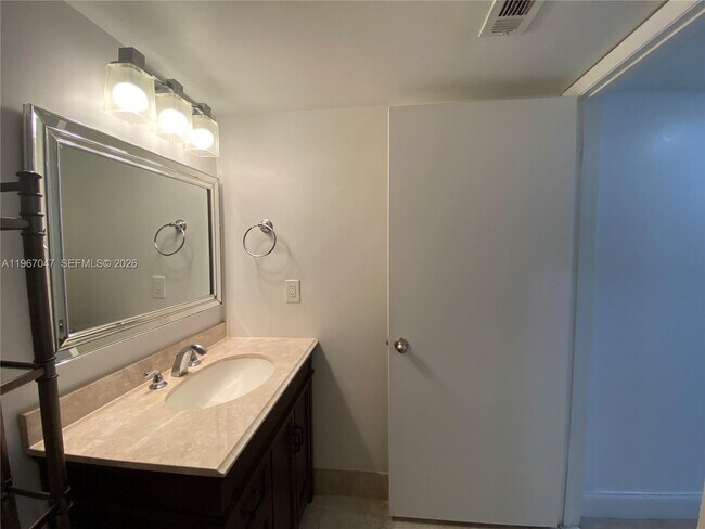 Building Photo - 2841 N Oakland Forest Dr