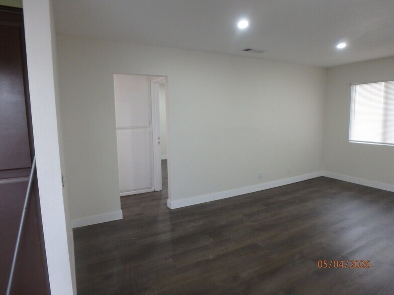 Building Photo - 446 N Elk St